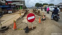 Saat ini lokasi poyek ditutup dengan garis kuning hitam. Sementara arus lalu lintas di sekitar proyek tampak ramai lancar.