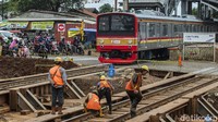 Pekerja menyelesaikan proyek underpass Stasiun Cibitung, Kabupaten Bekasi, Jawa Barat. 