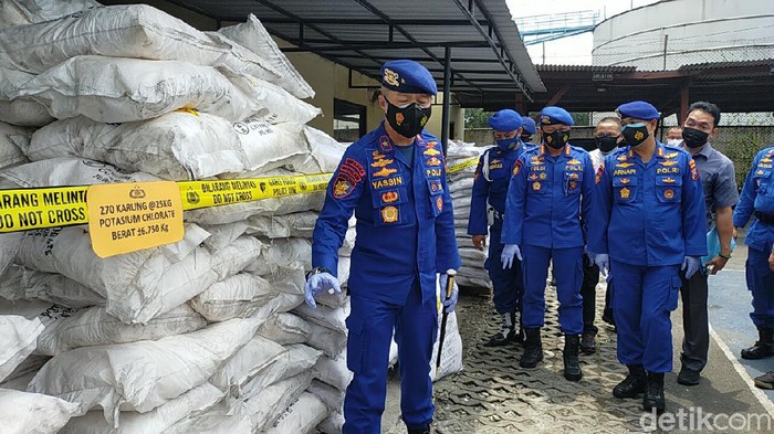 Puluhan Ton Bahan Bom Ikan Diamankan dari Gudang di Surabaya