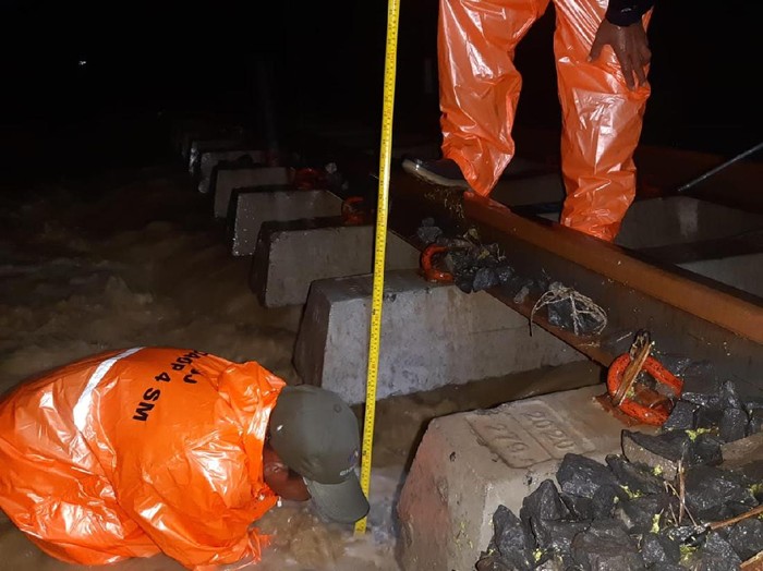 Rel KA terkikis banjir di Grobogan
