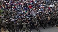 Kericuhan pun pecah di perbatasan Guatemala. Ratusan migran Honduras disemprot gas air mata dan dipukuli dengan pentungan oleh polisi ketika mereka berusaha menerobos penghalang jalan di perbatasan Guatemala. AP Photo/Sandra Sebastian  