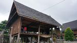 Penampakan Rumah Adat Mamuju yang Rusak Akibat Gempa Sulbar M 6,2 Penampakan Rumah Adat Mamuju yang Rusak Akibat Gempa Sulbar M 6,2