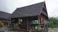 Kawasan rumah adat ini memiliki ukuran 50 x 50 meter. Di dalamnya terdapat dua unit rumah adat, yakni rumah adat Joa atau pengawal dan rumah adat Raja.