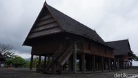 Rumah adat Joa sendiri terlihat mengalami kerusakan berat. Terlihat dinding-dinding rumah pada bagian depan, belakang, samping kiri dan kanan sobek. Terlihat pula plafon rumah yang ambruk.