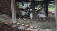 Selain itu, kondisi tiang rumah adat Joa tampak miring. Sedangkan lantai rumah yang terbuat dari papan juga ambruk parah.