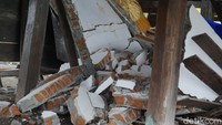 Berbeda dengan rumah adat Joa, kondisi rumah adat Raja terlihat masih berdiri dengan sempurna.