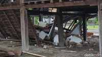 Rumah tersebut tidak ditempati sebagai tempat tinggal, namun banyak perabotan di dalamnya.