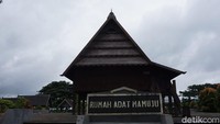 Akibat gempa M (6,2) yang terpusat di Kabupaten Majene pada Jumat (15/1) lalu Rumah Adat Mamuju yang terletak di Jalan KS Tubun, Mamuju rusak.