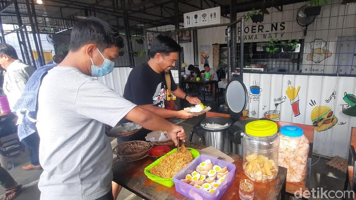 Rumah makan di Mamuju sediakan makanan gratis untuk relawan gempa Sulbar (Qadri/detikcom).
