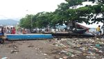Sampah Berserakan di Kawasan Mega Mas Manado Usai Rob Surut