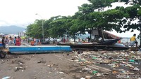 Kondisi di Mega Mas Manado tampak sampah berserakan. Pihak Mega Mas sendiri saat ini dalam fokus pembersihan sampah (Angel Rawis/detikcom)