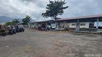 Pengelola kawasan Mega Mas mengatakan air pasang menyebabkan tanggul rusak. Pengelola mengatakan kondisi gelombang pasang laut kerap terjadi 4-5 tahun (Angel Rawis/detikcom)