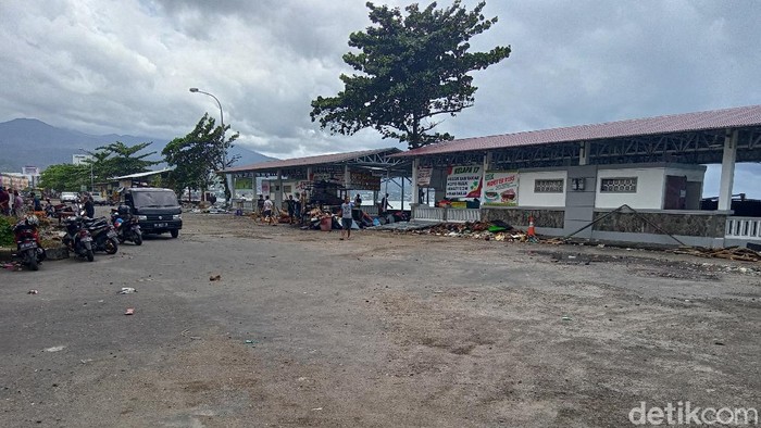 Sampah dan batu berserakan usai banjir rob di kawasan Mega Mas Manado surut (Angel Rawis/detikcom)