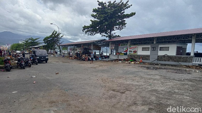 Sampah dan batu berserakan usai banjir rob di kawasan Mega Mas Manado surut (Angel Rawis/detikcom) Sampah dan batu berserakan usai banjir rob di kawasan Mega Mas Manado surut (Angel Rawis/detikcom)
