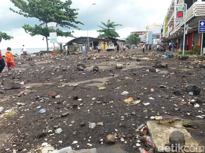 Sampah dan batu berserakan usai banjir rob di kawasan Mega Mas Manado surut (Angel Rawis/detikcom) Sampah dan batu berserakan usai banjir rob di kawasan Mega Mas Manado surut (Angel Rawis/detikcom)