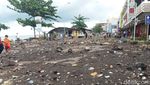 Sampah Berserakan di Kawasan Mega Mas Manado Usai Rob Surut