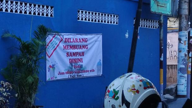 Sampah masih terlihat di bawah flyover Ciputat, Jalan Dewi Sartika, Tangerang Selatan pada Senin (18/1).