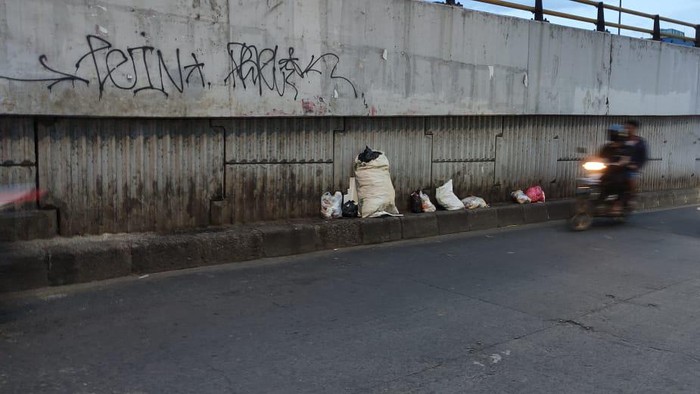 Sampah masih terlihat di bawah flyover Ciputat, Jalan Dewi Sartika, Tangerang Selatan pada Senin (18/1).