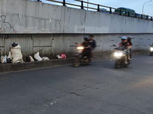 Warga Nantikan Tim Keamanan Pemkot Halau Penyampah Flyover Ciputat
