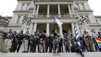 Kelompok yang terkait dengan Boogaloo Bois mengadakan rapat umum di Michigan State Capitol di Lansing, Michigan pada 17 Oktober 2020. JEFF KOWALSKY / AFP