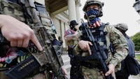 The New York Times melaporkan sekitar 25 orang anggota gerakan Boogaloo Bois termasuk di antara pengunjuk rasa bersenjata yang berkumpul di Gedung DPRD di Columbus, Ohio. JEFF KOWALSKY / AFP