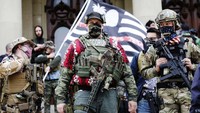 Unggahan di jaringan daring pro-Trump dan sayap kanan menyerukan demonstrasi bersenjata pada hari Minggu, tetapi beberapa pimpinan kelompok mengatakan kepada pengikut mereka untuk tidak hadir. JEFF KOWALSKY / AFP