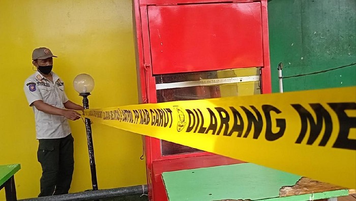 Satpol PP Garut Segel Arena Futsal