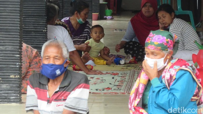 Sejumlah Pengungsi Merapi Nekat Pulang Sejumlah pengungsi di Dusun Kalitengah Lor nekat pulang kerumah, kini tinggal sekitar 187 pengungsi dan masih menunggu arahan dari parat setempat.