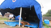 Salah satu pengungsi asal Kalitengah Lor, Sayem mengaku ingin segera pulang ke rumah. Hanya saja dia tak ingin mendahului keputusan pemerintah. Perempuan berusia 65 tahun ini tetap menunggu instruksi dari pemerintah.  Agus Septiawan