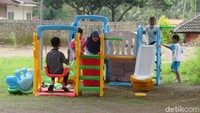 Sejumlah anak anak bermain di lokasi pengungsian. Kepulangan para penggungsi ini karena rekomendasi bahaya berubah, Pengungsipun  nekat pulang ke Kalitengah Lor. Agus Septiawan