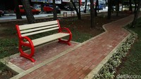 Selain alat untuk berolahraga, juga disediakan bangku baru di taman hijau tersebut.