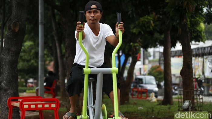 Kini taman hijau di wilayah Komsen, Jati Asih, Kota Bekasi, telah dilengkapi sarana olahraga. Warga pun bisa berolahraga di taman tersebut.