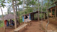 Ketua RW 18 sekaligus Kepala Pengelola Desa Wisata Tangga Seribu, Deden mengatakan, tempat wisata ini sudah ada sejak tahun 2017 dengan bantuan dana desa dan dikelola oleh warga setempat.  (Foto: Siti Fatimah/detikcom)