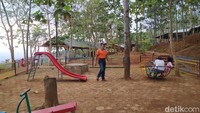 Setibanya di puncak, ada banyak wana wisata lain yang bisa ditemui seperti taman bermain anak-anak, jembatan cinta, atau warung-warung kecil yang disertai dengan saung untuk beristirahat. Pohon pinus dan jati yang menjulang tinggi menambah suasana di Tangga Seribu lebih sejuk dan adem. (Foto: Siti Fatimah/detikcom)