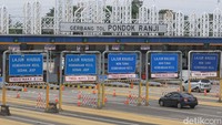 Kendaraan melintasi gerbang tol Pondok Ranji di Tangerang Selatan, Senin (18/1/2021).   