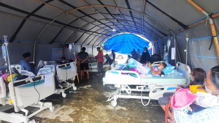 Tenda RSD Sulbar Tempat Merawat Korban Gempa Mamuju