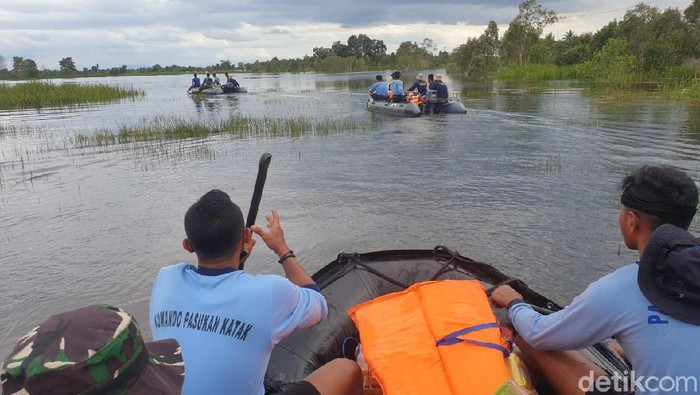 Foto udara kondisi Desa Alat pascabanjir bandang di Kabupaten Hulu Sungai Tengah, Kalimantan Selatan, Rabu (20/1/2021). Banjir bandang yang terjadi pada Rabu (13/1) malam tersebut mengakibatkan sejumlah fasilitas umum dan jalan rusak parah serta sembilan orang dinyatakan meninggal dunia dan enam orang lainnya hilang. ANTARA FOTO/Muhammad Nova/Bay/wsj.