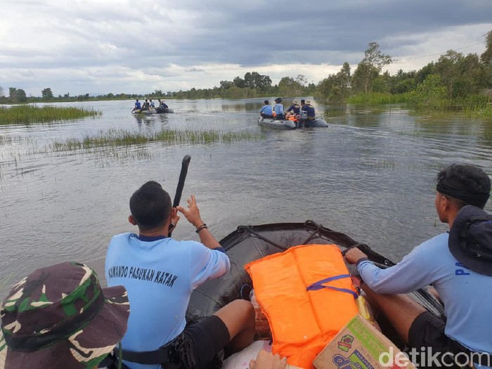 TNI AL datangi permukiman terisolir banjir di Banjar, Kalsel (M Risanta/detikcom)
