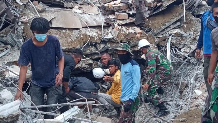 TNI AL selamatkan 2 sekuriti Kantor Gubernur Sulbar yang terjepit reruntuhan (Foto: dok TNI AL)