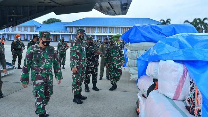 TNI AU mendistribusikan bantuan logistik untuk Sulbar dan Kalsel (Dok TNI AU)