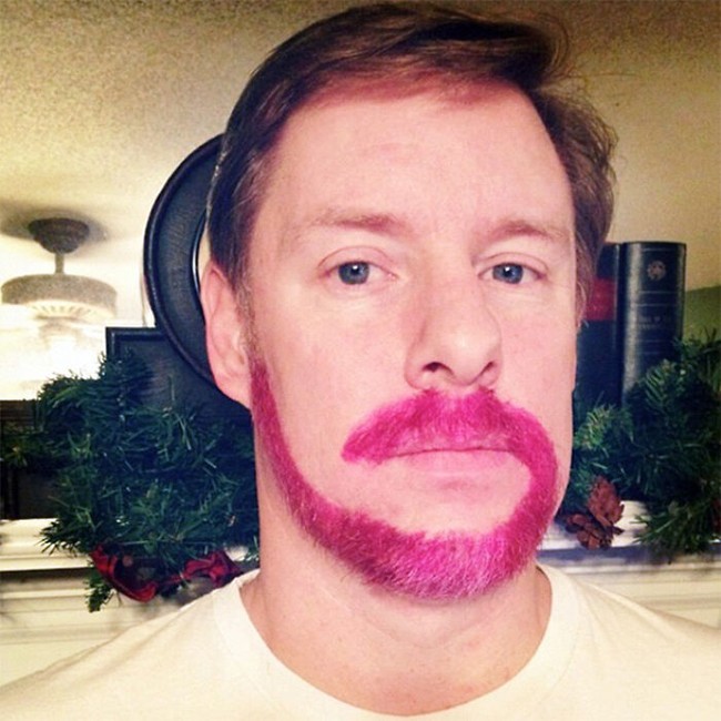 Mulai dari janggut di dekat telinga, memanjang mengikuti garis rahang, dagu, lalu melingkar ke sisi bibir hingga kumis. Foto: Instagram