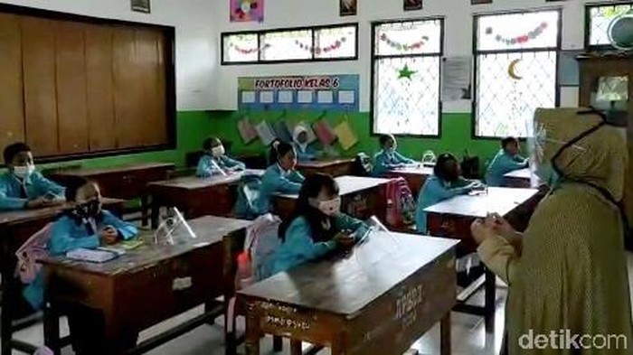 Uji Coba Sekolah Tatap Muka di Banyuwangi Uji coba sekolah tatap muka di Banyuwangi dimulai hari ini. Untuk meminimalisir penularan COVID-19, pembelajaran dimulai dari wilayah pinggiran.