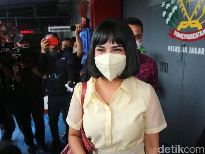 Artis Vannesa Angel saat menandatangani surat bebas murni di Rutan Pondok Bambu, Jakarta, Senin, (18/1/2021). Foto: Palevi