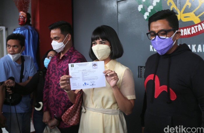 Vanessa Angel bebas murni Artis Vannesa Angel saat menandatangani surat bebas murni di Rutan Pondok Bambu, Jakarta, Senin, (18/1/2021). Foto: Palevi