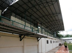 Ada empat petugas yang melakukan perawatan stadion. Mereka bertugas membersihkan areal lapangan dan luar lapangan.