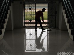 Menyapu, mengepel dan menyiram rumput lapangan menjadi tugas pokok petugas di Stadion Merpati. Perawatan ini dilakukan setiap hari mulai pukul 07.00 WIB-17.00 WIB.