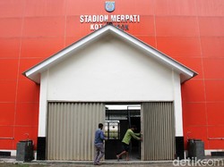 Dua pekerja membuka pintu gerbang utama Stadion Merpati yang terletak di Jalan Gelatik Raya, Pancoran Mas, Depok, Jawa Barat. Stadion sepakbola yang baru saja rampung direnovasi pada Desember lalu itu kini sudah bisa digunakan untuk latihan.