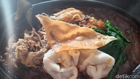 Untuk menu lain yang tak kalah menggoda, warung ini juga menawarkan ceker mercon, oota-otak hingga pisang bakar yang seluruhnya disajikan menggunakan hotplate. Foto: detikFood/Devi S. Lestari