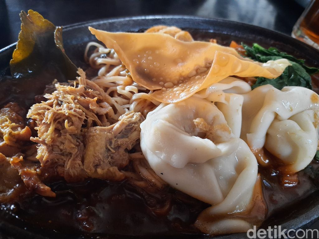 W.H.O : Mie Ayam Hotplate yang Hangat Pedas Sampai Suapan Terakhir