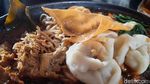 Serunya Santap Mie Ayam Hotplate yang Pedas dan Panas
